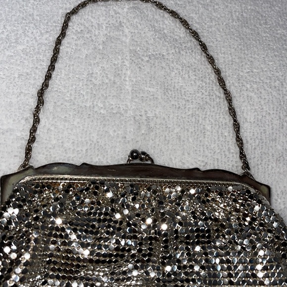 PREOWNED VINTAGE WHITING & DAVIS WRISTLET BAG - Picture 2 of 8